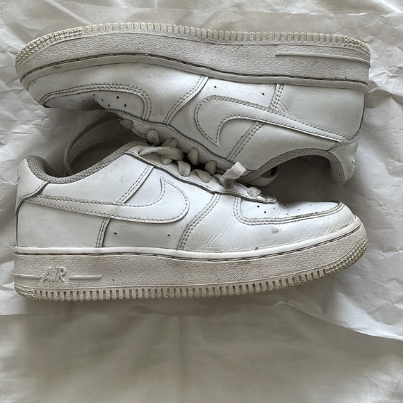 Kid’s air forces 3.5Y - Picture 2 of 2